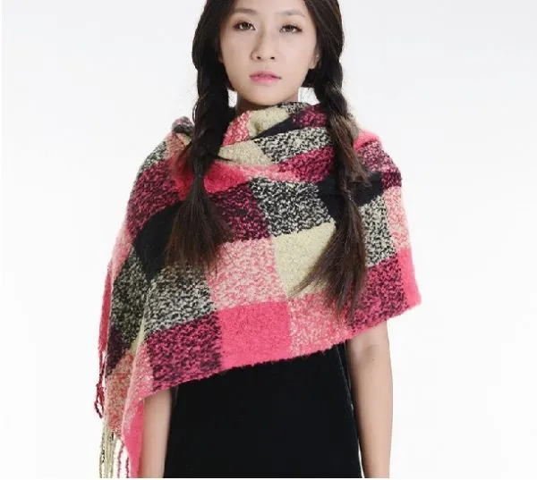 Knitted scarf pattern with large colored tiles